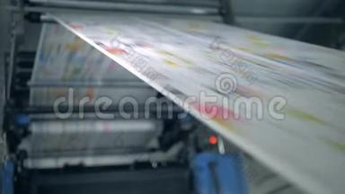 印刷报纸上的印刷线，现代设备。